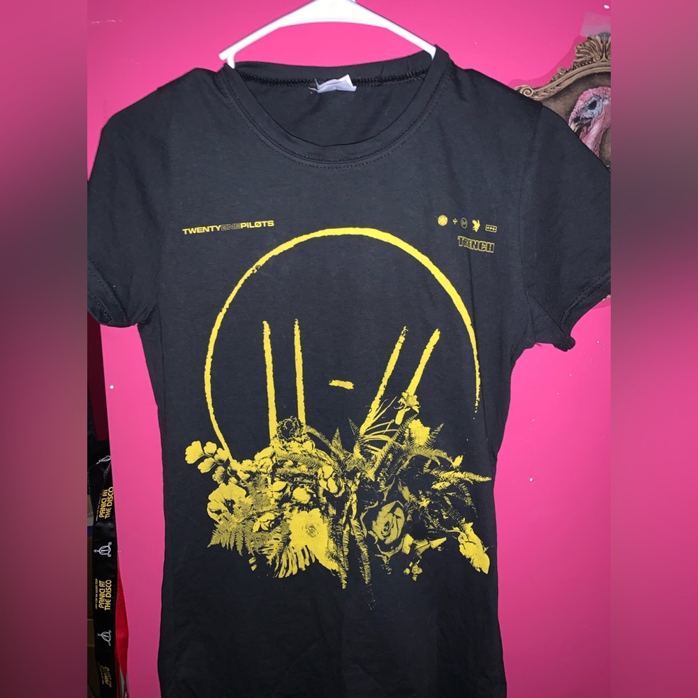 twenty one pilots trench logo + flowers short sleeve tee